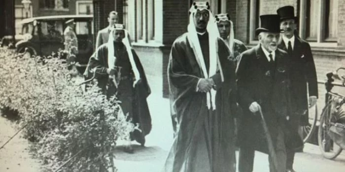 (Snouck Hurgronje menyambut Pangeran Saud di Leiden University, 1936. Sumber foto: Wikimedia Commons)