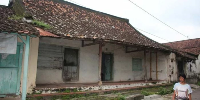 BANGUNAN TUA
