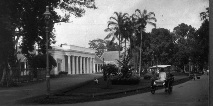 COLLECTIE TROPENMUSEUM Het gebouw van de Volksraad te Batavia gelegen in het Hertogspark tussen het Koningsplein Oost en Waterlooplein TMnr 60010973