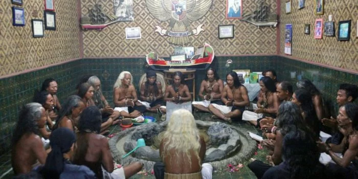 Suku Dayak Hindu Budha Bumi Segandu Indramayu saat melakukan ritual di Pendopo Nyi Ratu Kembar, Indramayu, Jawa Barat, Kamis (4/4/2019). Setiap malam jumat kliwon dalam tiap bulannya Suku Dayak Hindu Budha Bumi Segandu Indramayu dengan ciri khasnya bertelanjang dada dan mengenakan celana pendek hitam-putih berkumpul melatunkan Kidung Alas Turi Dan Pujian Alam secara bersama-sama. (MIFTAHULHAYAT/JAWA POS)
