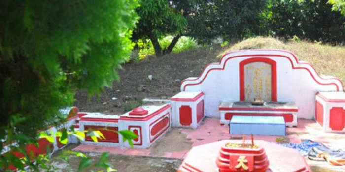 MASIH TERAWAT: Makam Tan Sam Cai Kong atau Tumenggung Aria Wiracula di Jalan Sukalila Utara, Kelurahan Kejaksan, Kecamatan Kejaksan. FOTO: ILMI YANFAUNNAS/RADAR CIREBON