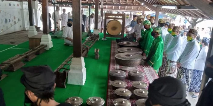 “Nyiram Gong Sekati” Upaya Kraton Kanoman Cirebon Rawat Tradisi 1 WhatsApp Image 2020 10 27 at 18.37.01 1024x768 1