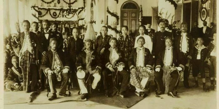 Pangeran Soeria Atmadja (duduk ketiga dari kiri) beserta keluarga kerajaan Sumedang Larang; 1912. FOTO/Istimewa