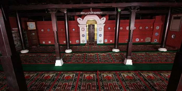 ORNAMEN KUNO: Piring Kuno yang menempel di dinding masjid ciri khas bangunan kuno Cirebon serta kalimat tauhid yang berada diatas tempat imam. OKRI RIYANA/RADAR CIREBON