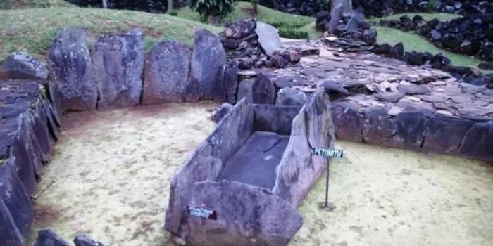 Peti kubur batu yang ada situs purbakala Cipari ini memiliki kesamaan dengan fungsi peti-peti kubur batu di wilayah-wilayah lain di Indonesia. Masyarakat Sulawesi Utara menyebut peti kubur batu sebagai waruga, masyarakat Bondowoso menyebutnya pandusa, dan masyarakat Samosir menyebutnya tundrum baho.
