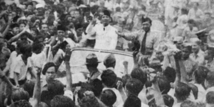 Presiden Sukarno disambut rakyat Jakarta setibanya dari pengasingan. Foto: repro buku IPPHOS.
