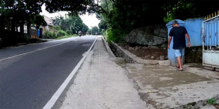 tanjakan batu babi di jalan raya cirebon kuningan foto brd 5
