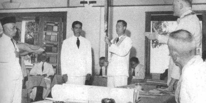 Soemitro Kolopaking dikukuhkan menjadi Suhu Agung pertama Loge Agung Indonesia pada tahun 1955. (Dok. Dr. Th. Stevens/Tarekat Mason Bebas dan Masyarakat di Hindia dan Indonesia 1764-1962)