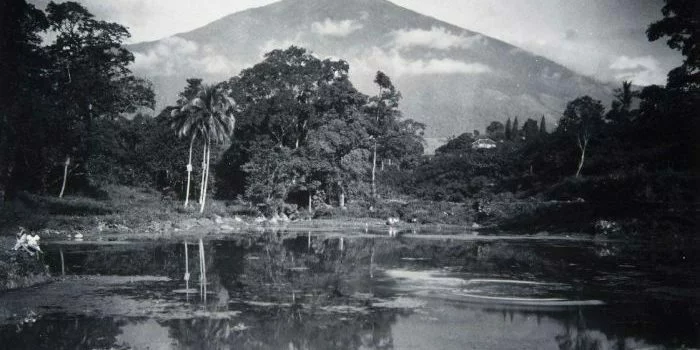 COLLECTIE TROPENMUSEUM Gezicht op een meer en de vulkaan Cereme oftewel Ciremai TMnr 60005195