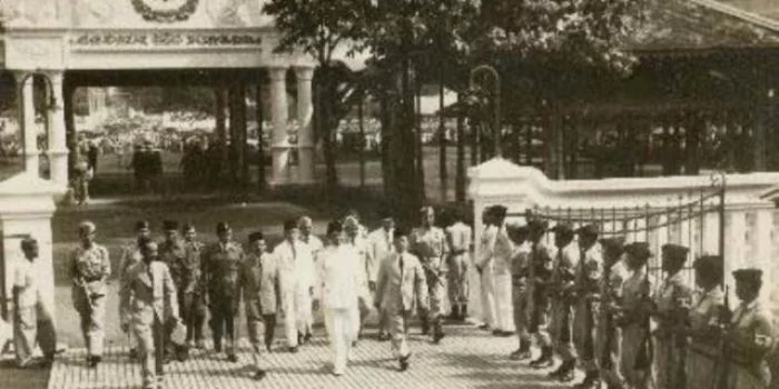 Karena Situasi Keamanan Ibukota Jakarta memburuk Soekarno Hatta pindah ke Yogyakarta sekaligus memindahkan ibukota Republik Indonesia Sumber titiknol co id