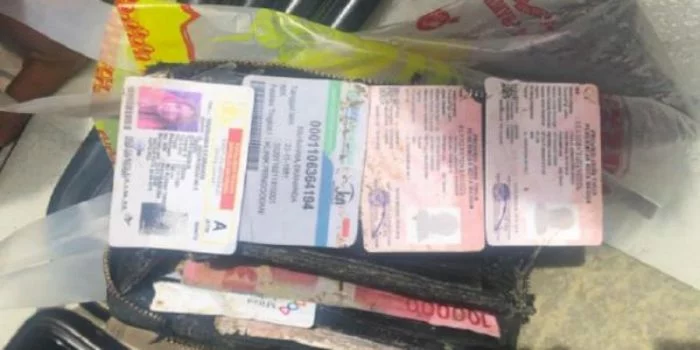 Tim penyelam TNI AL kembali menemukan sejumlah dokumen dari lokasi jatuhnya pesawat Sriwijaya Air SJ 182, Selasa (12/1/2021). (Foto: Dispenal).
