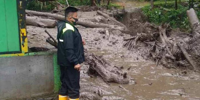 Banjir bandang yang menerjang Komplek Gunung Mas Blok C, Rt 02/02 Desa Tugu Selatan, Kecamatan Cisarua, Selasa (19/1) (radarbogor.id)