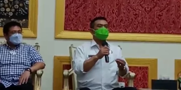 Walikota Cirebon, Drs H Nashrudin Azis SH saat konferensi pers kepada wartawan. Foto: Dedi Haryadi/Radar Cirebon