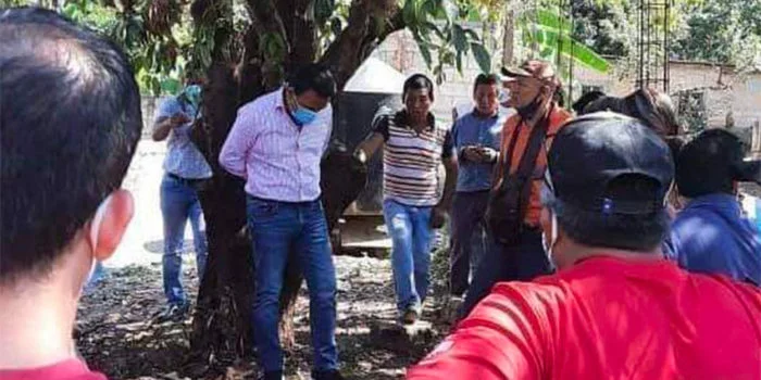 Seorang pria yang dikabarkan adalah walikota di negara Meksiko tampak diikat di bawah pohon oleh warganya karena tidak menepati janji saat berkampanye. (Sumber: mexiconewsdaily.com)