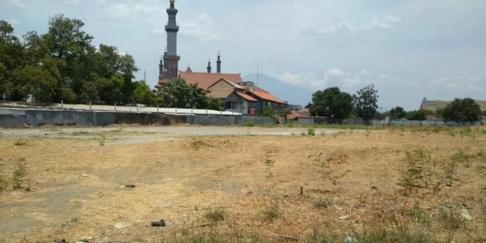 000906700 1601390730 Di lahan kosong ini dahulu sempat berdiri hotel Ribberink yang menjadi salah satu tempat menginap PKI di Cirebon sebelum diserbut oleh para tentara