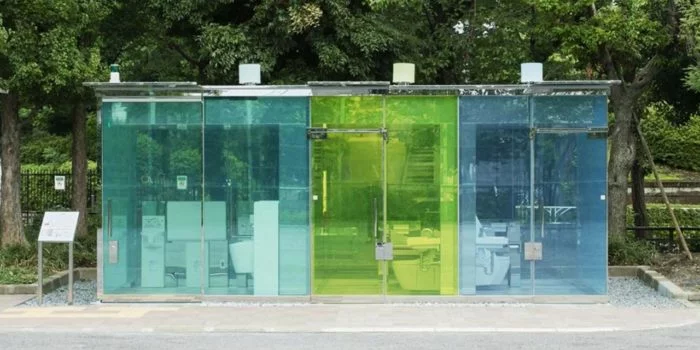 Salah satu toilet umum tembus pandang yang dipasang di taman Kota Tokyo, Jepang. (The Nippon Foundation)
