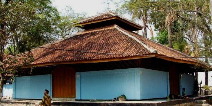 Rumah Makam Syeck Quro, direnovasi oleh APBD I tahun 2002.