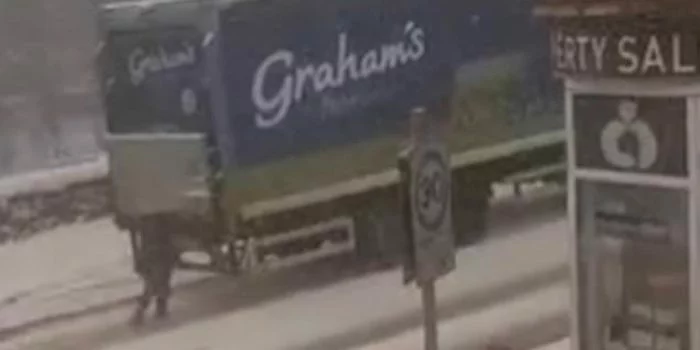 Tangkapan layar video amatir saat Charlene Leslie, 33, membantu mendorong truk pengangkut susu yang terjebak salju (Facebook)