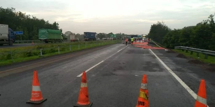 Jalan Tol Cipali mengalami amblas dan tidak bisa dilewati kendaraan (9/2/2021).(DOK. ASTRA TOl CIPALI)