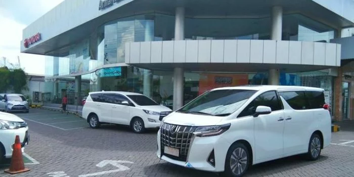 Arina Motor Kabupaten Gresik, Jawa Timur, di sinilah para miliarder baru warga Desa Sumurgeneng, Tuban, memborong mobil
