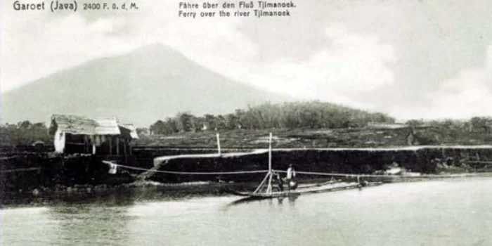 ungai Tjimanoek saat tenang, sekitar tahun 1910. Tampak rakit penyeberangan di sebuah lokasi di sungai Tjimanoek Garoet, dengan latar belakang pemandangan gunung Tjikoerai. Foto: KITLV