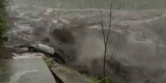 Video Detik-detik Mobil Angkut BBM Terseret Banjir Lahar Dingin Gunung Semeru (Foto Tangkap Layar Video Instagram)
