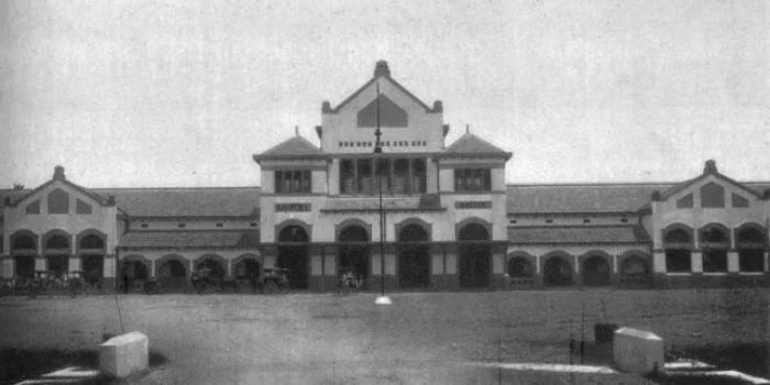 STASIUN KEJAKSAN. Bangunan Stasiun Kejaksan yang hingga kini masih dipertahankan bentuk aslinya. Stasiun ini menjadi saksi bisu kedatangan Laskar Merah di Kota Cirebon. (Stasiun 1912)