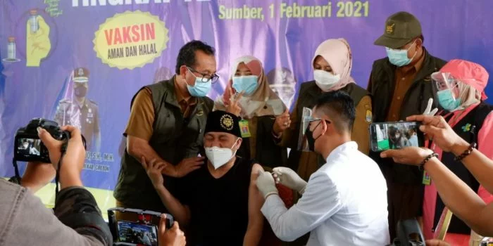 Ekspresi Ustad Ujang Bustomi saat disuntik vaksin covid-19. Foto: Andri Wiguna/Radar Cirebon