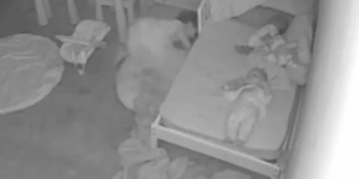 anak itu masuk kolong tempat tidur seperti ada yang mengajaknya