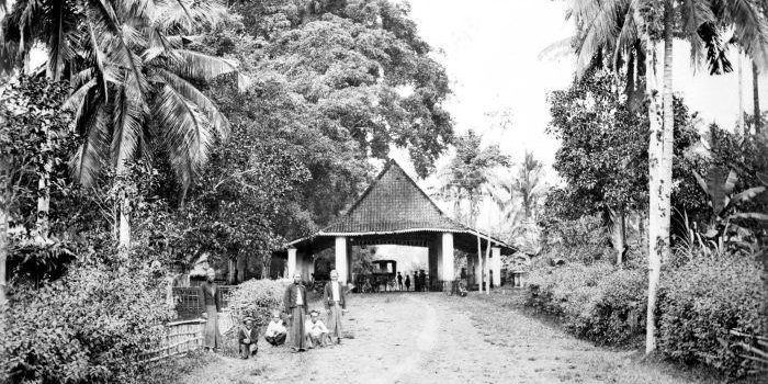 Salah satu ruas Jalan Raya Pos Anyer-Panarukan (Sumber: Commons Wikimedia)