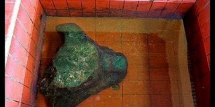 Batu berbentuk kepala kerbau di Masjid Jami Air Tiris