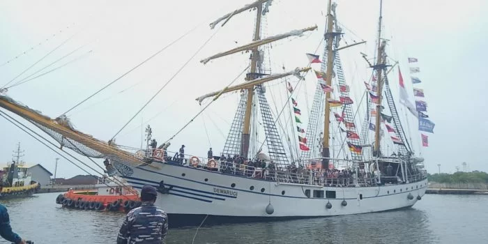 KRI Dewa Ruci sandar di Pelabuhan Cirebon. Foto: Dedi Haryadi/Radar Cirebon