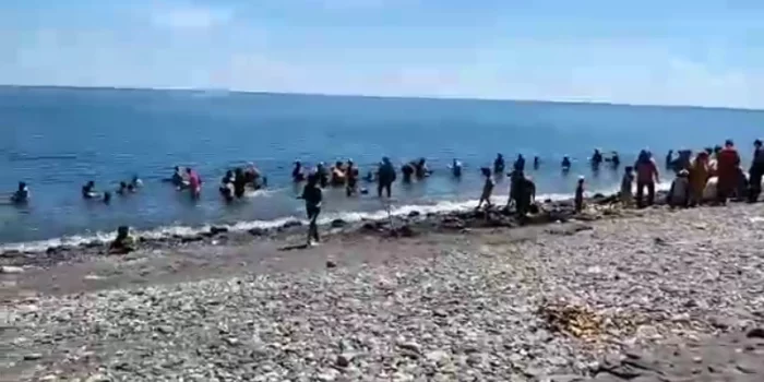 Warga Serbu Pantai cari emas 3
