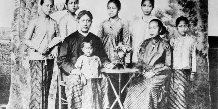 COLLECTIE TROPENMUSEUM Studioportret van Raden Ajeng Kartini met haar ouders zussen en broer TMnr 10018778