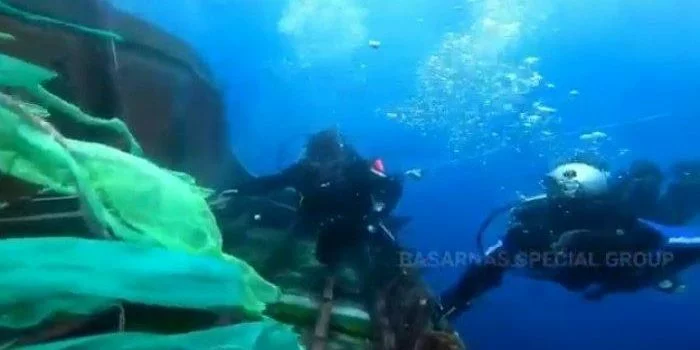 foto bawah laut evakuasi korban mv barokah jaya di indramayu bangkai kapal mengapung 1