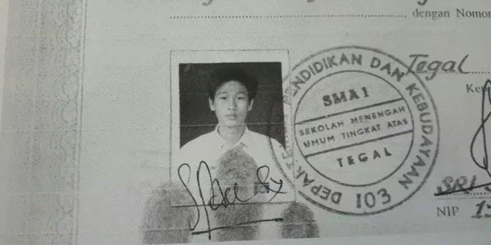 foto ijazah sma darijozeph paul zhang atau yang bernama aslishindy paul soerjomoeljono