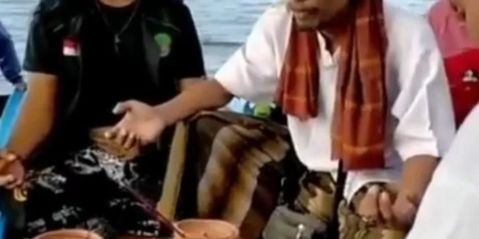 persatuan dukun nusantara melakukan ritual di tengah laut untuk mencari kri nanggala 402
