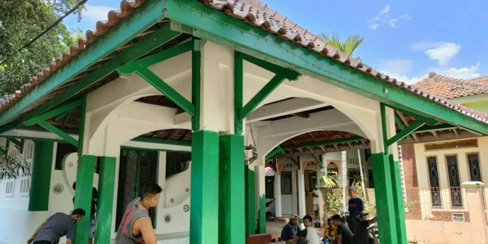 Warga gotong royong dalam rangka persiapan Ngunjung Situs Lawang Gede Pangeran Suryanegara 1 Maulud (IST)