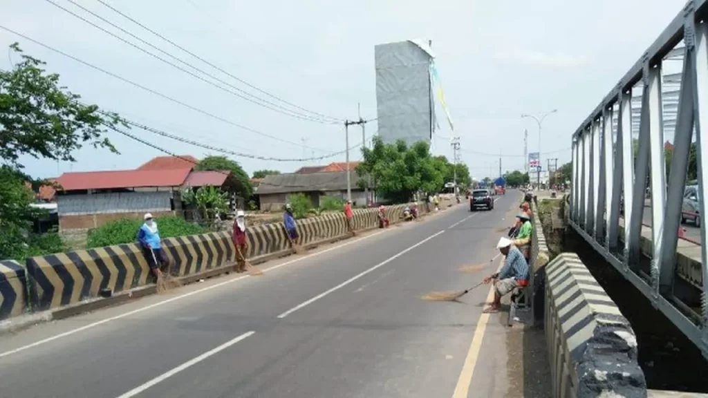 033694800 1604992534 Para penyapu koin di Jembatan Sewo Indramayu