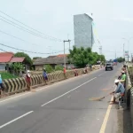033694800 1604992534 Para penyapu koin di Jembatan Sewo Indramayu