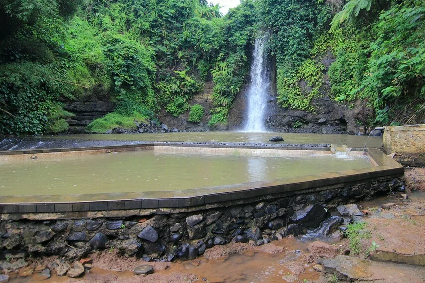 Nama Bangkong merupakan pemberian masyarakat sekitar yang mempercayai adanya bangkong atau kodok besar di sekitar air terjun
