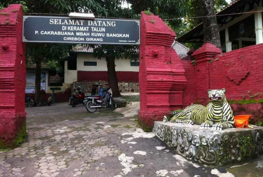 makam mbah kuwu scaled 1