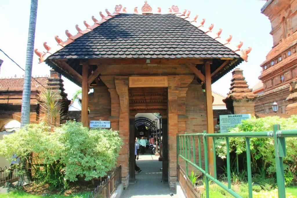 pintu masuk menuju makam sunan