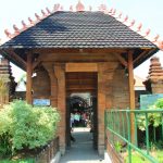 pintu masuk menuju makam sunan