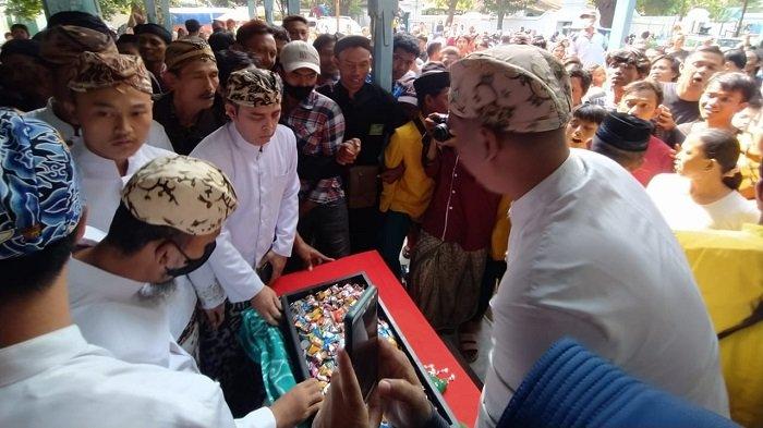 rebo wekasan tawurji di keraton kanoman 21092022