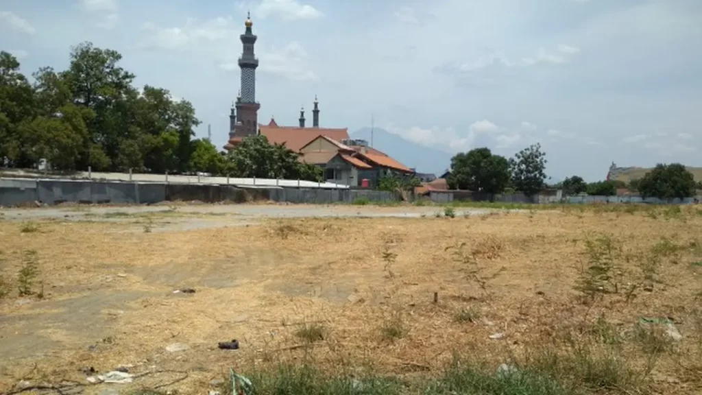 000906700 1601390730 Di lahan kosong ini dahulu sempat berdiri hotel Ribberink yang menjadi salah satu tempat menginap PKI di Cirebon sebelum diserbut oleh para tentara