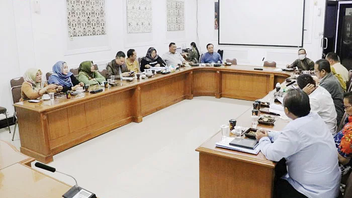 Komisi III DPRD Kota Cirebon Raker dengan Dinsa Sosial