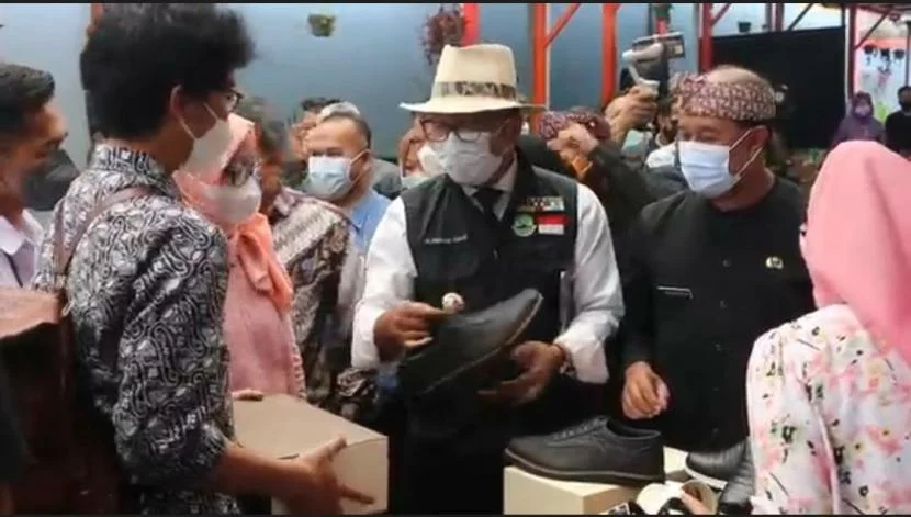 gubernur jabar ridwan kamil melihat pameran industri kecil menengah 221025195301 299