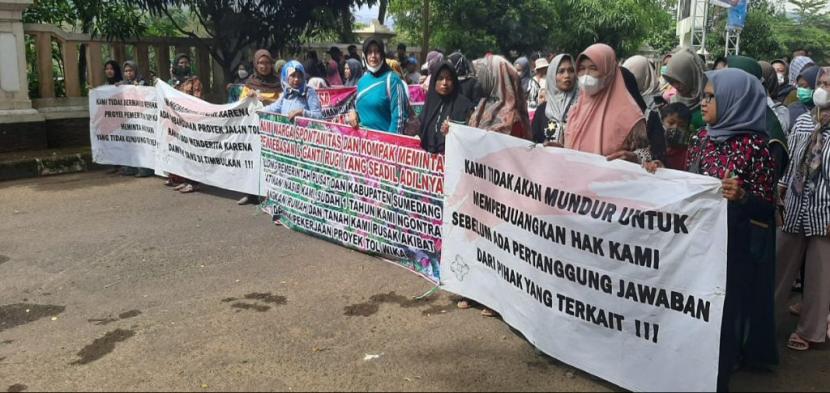 perwakilan warga terdampak pembangunan jalan tol cisundawu seksi ii 221027200808 702