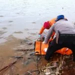 petugas saat mengevakuasi mayat bayi lelaki di waduk jatigede sumedang 43